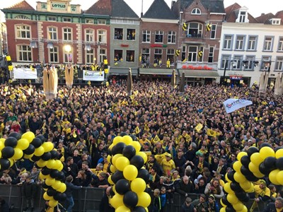 Huldiging VVV Venlo op de Markt