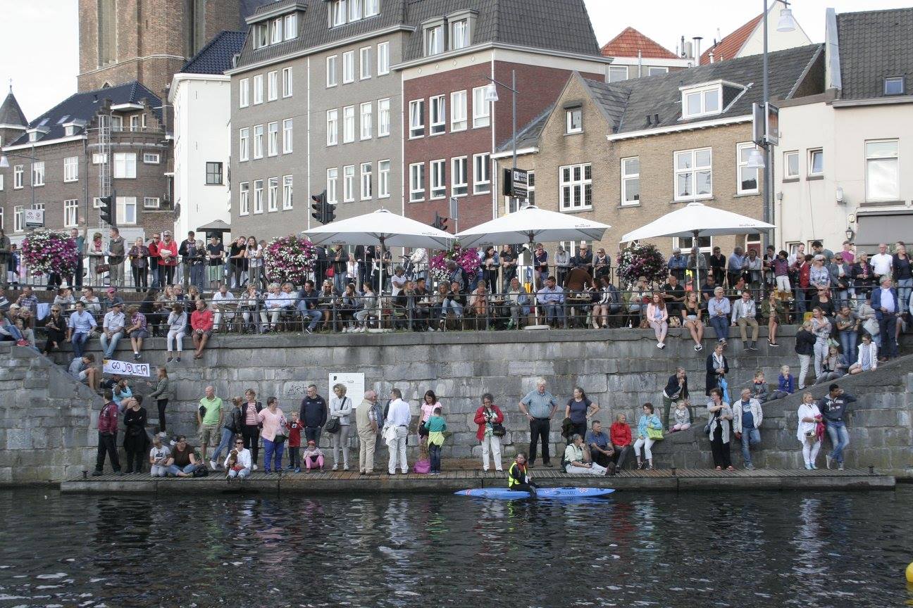 de volledige Roerkade stond vol met toeschouwers