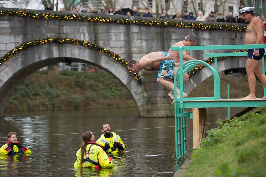 Ein mutiger Schwimmer springt vom Roerkaai
