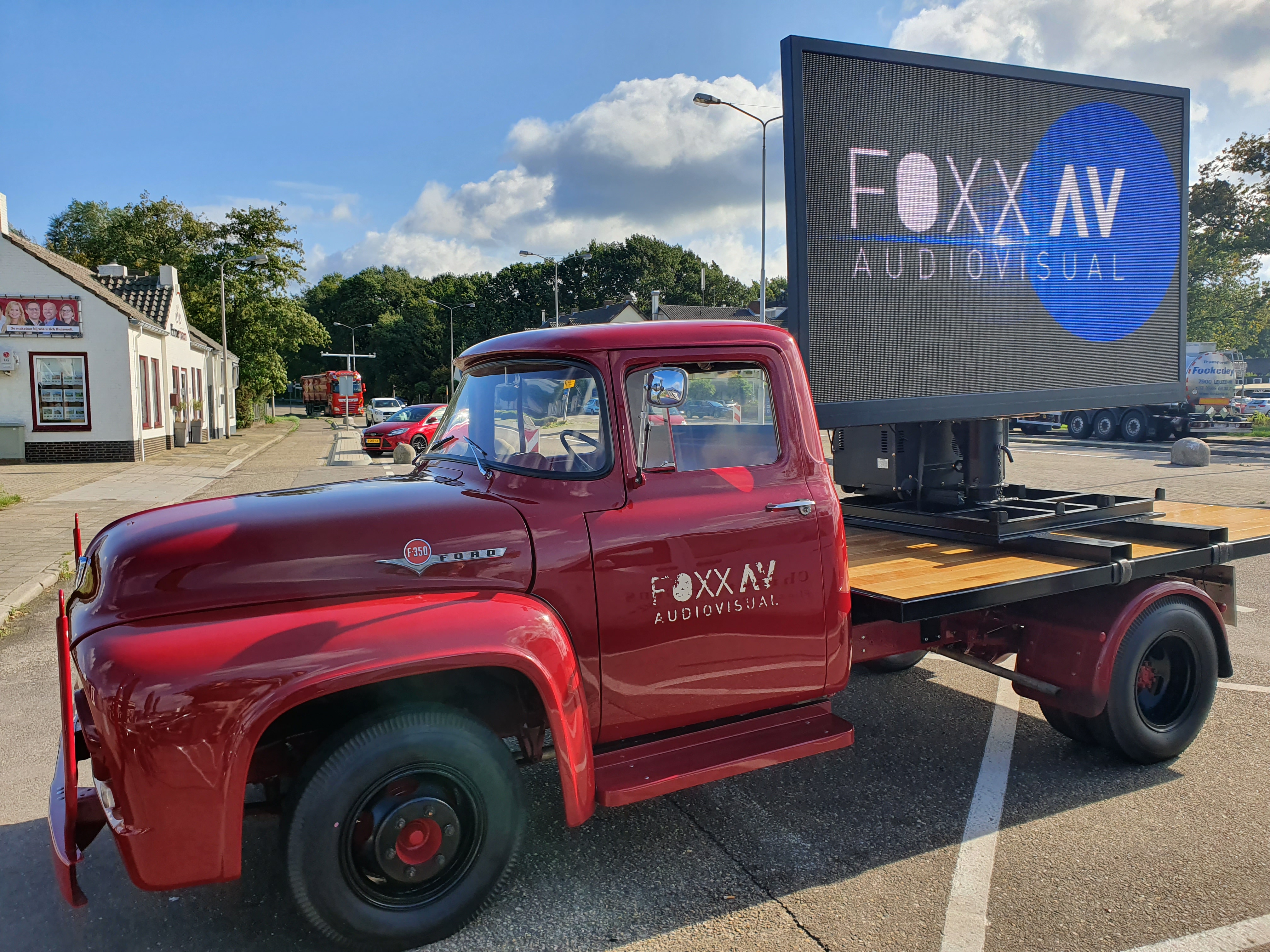 Wohltätigkeitsaktion. LED Bildschirm kostenlos