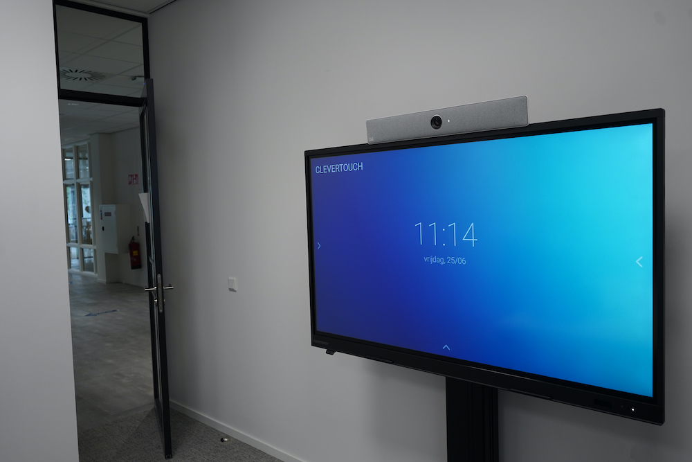 FOXX AV installiert Clevertouch bei Aviko Rixona