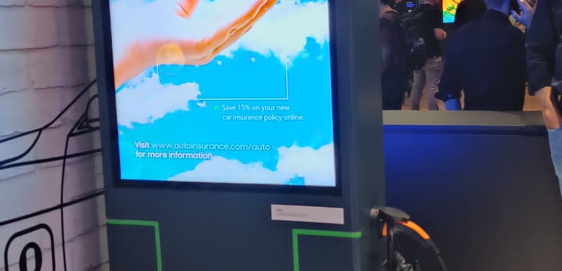 Digital Signage und Laden von Elektroautos - FOXX AV