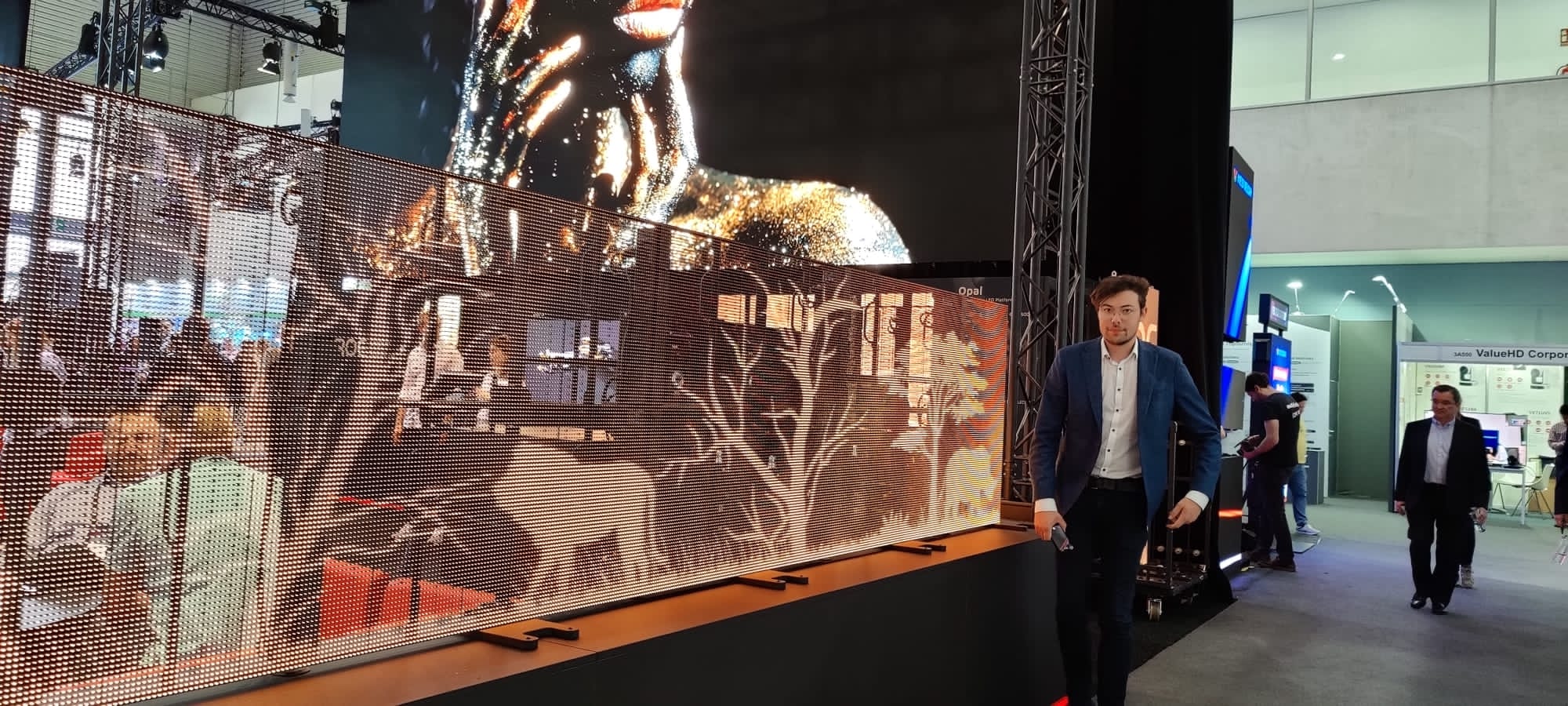 Spezielle Schirmen / Screens auf der ISE in Barcelona - FOXX AV