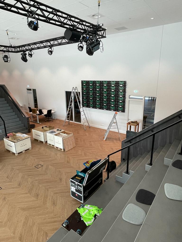 LED-Bildschirm im Aufbau Supply Chain Valley von FOXX AV