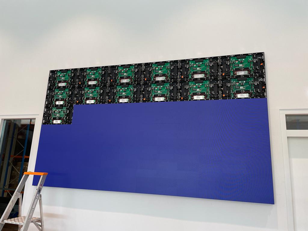 LED-Bildschirm im Aufbau Supply Chain Valley von FOXX AV