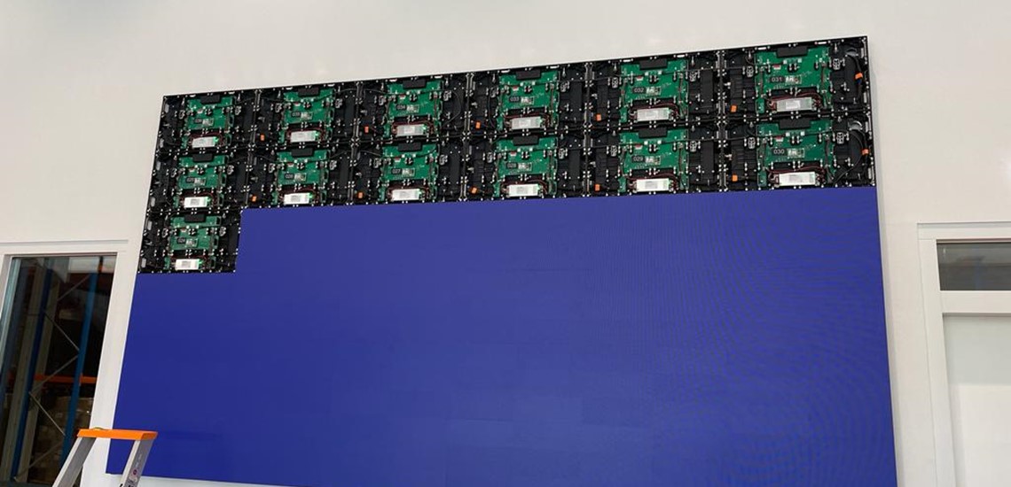 LED-Bildschirm im Aufbau Supply Chain Valley von FOXX AV